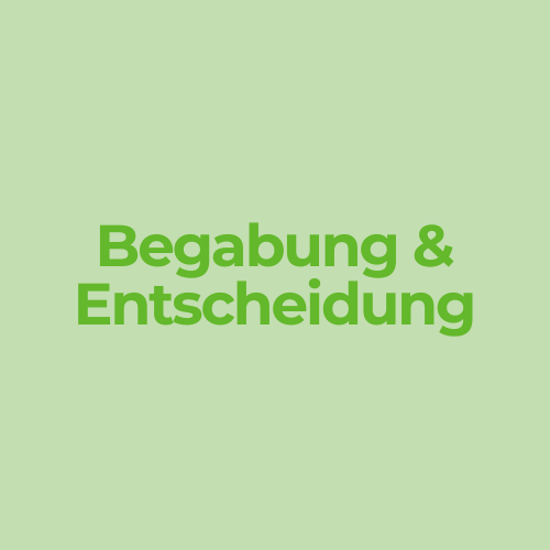 Dunkelgrüner Text „Begabung & Entscheidung" auf hellgrünem Hintergrund