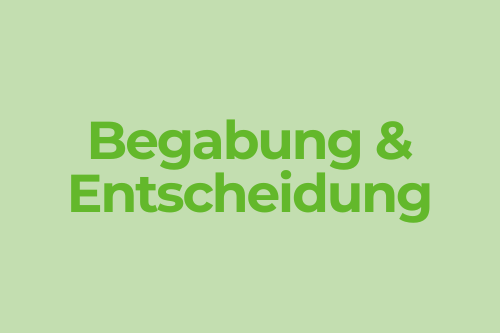 Dunkelgrüner Text „Begabung & Entscheidung" auf hellgrünem Hintergrund