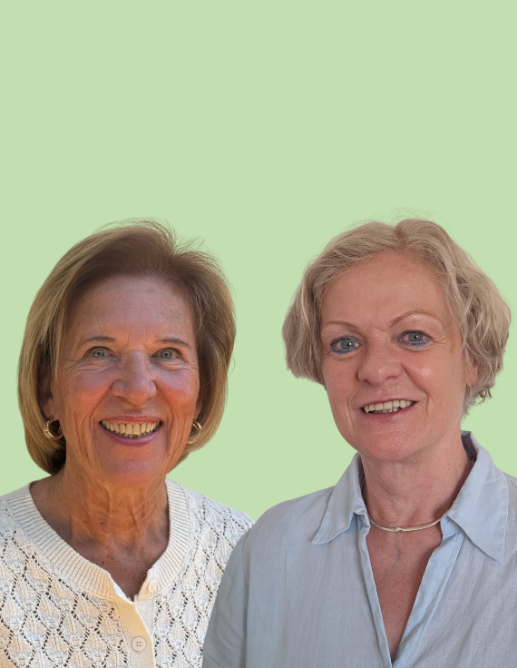 BODYMIND CAMPUS Seminarleiterinnen Portraitfoto von Dr. med. Monika Grau und Dipl. psych. Monika Bergmann, Seminarleiterinnen der BODYMIND CAMPUS Akademie vor einem hellgrünen